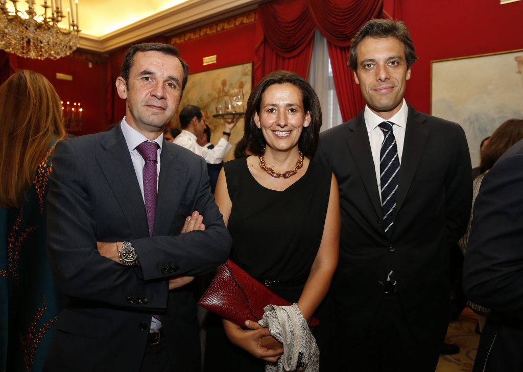 Lo socios fundadores de MAIO Ignacio Arráez y Marco Bolognini junto a Carmen Cicuéndez, asistente de programas jurídicos y fiscales de IE Law School. Foto: P. Davila.